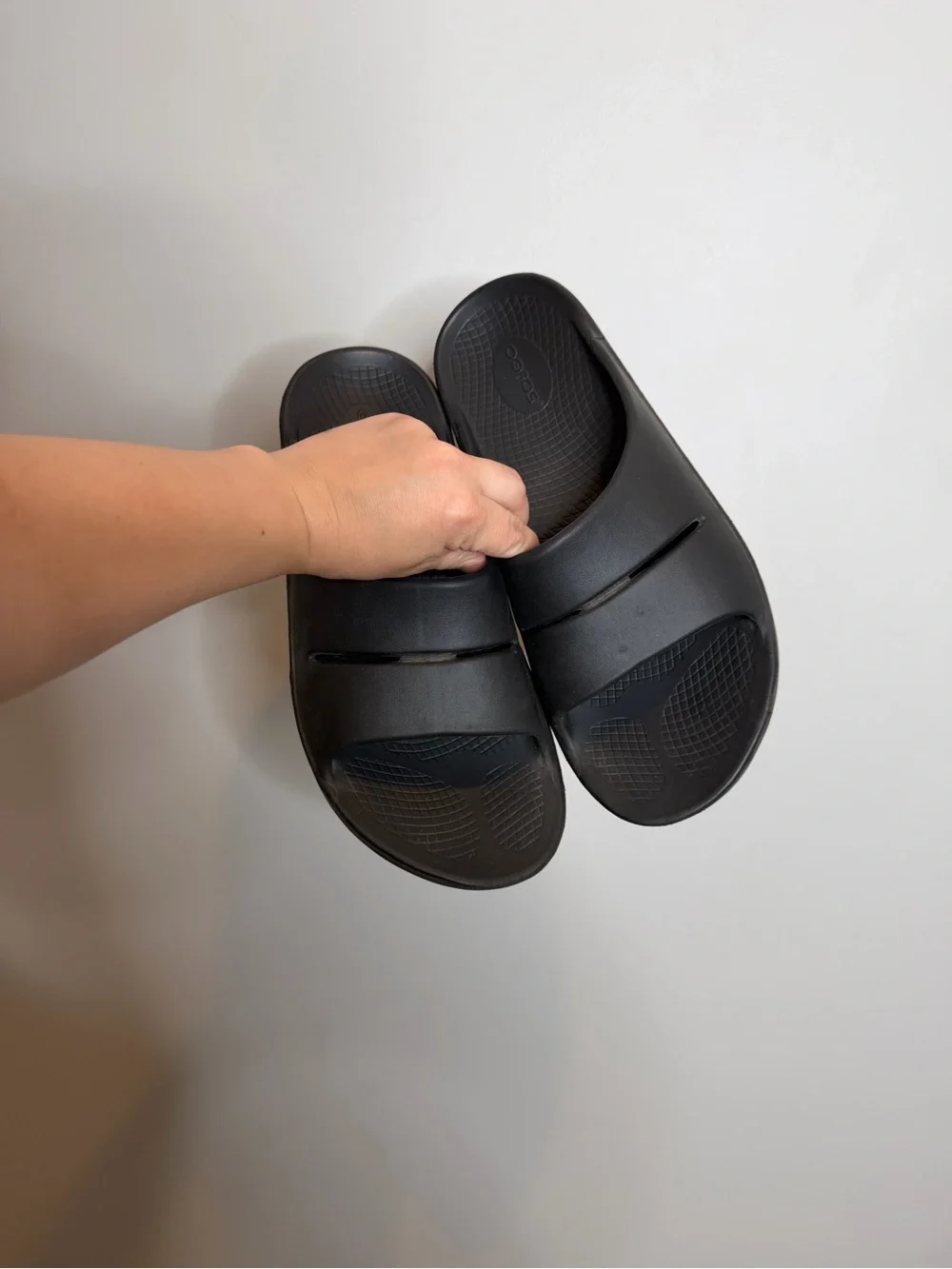 OOFOS OOahh Slide Sandals Mens 10 Womens 12 Black Recovery Shoes